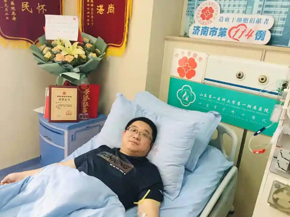 5岁患小儿麻痹，成为医生后，他拄着双拐捐献造血干细胞